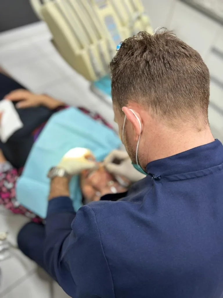 Dr. Guilherme Naspolini atendendo um paciente